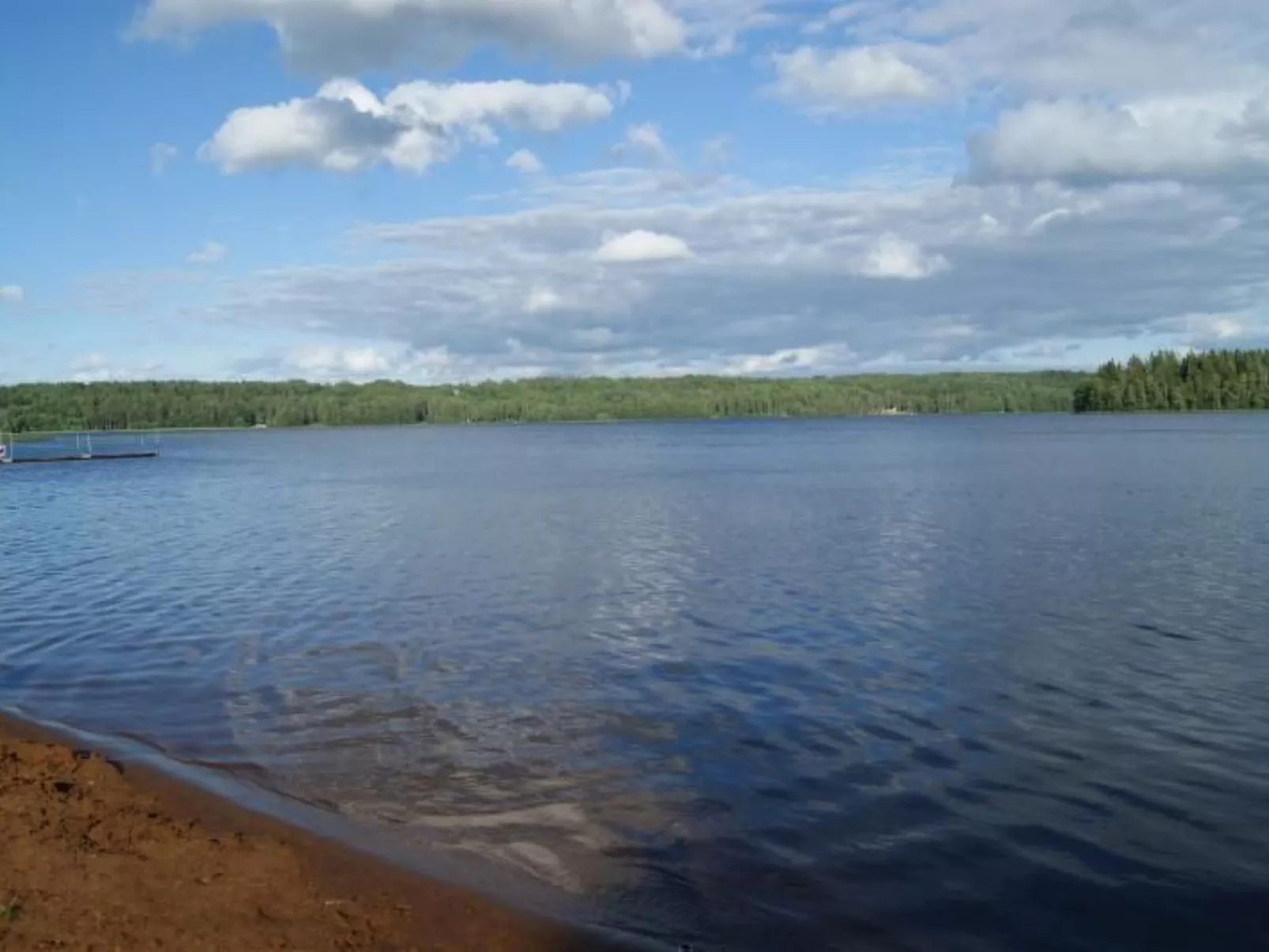 Typisch schwedisches Ferienhaus mit Garten-Dehors