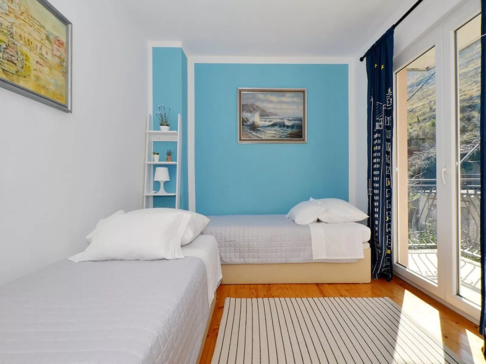 Žrnovnica, Entspannung am Flussufer-Drinnen