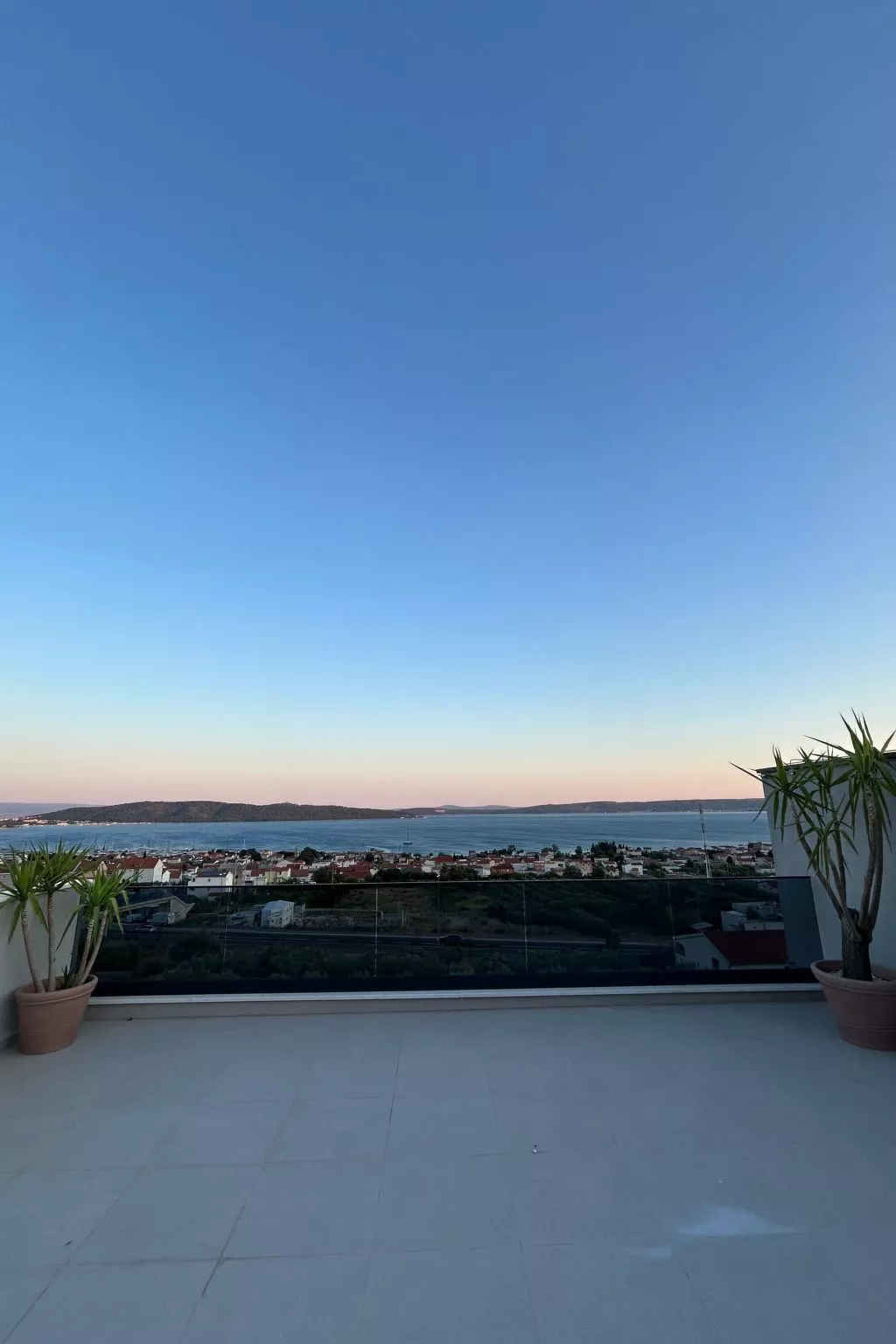 "Magnificent Lux View"-Outside