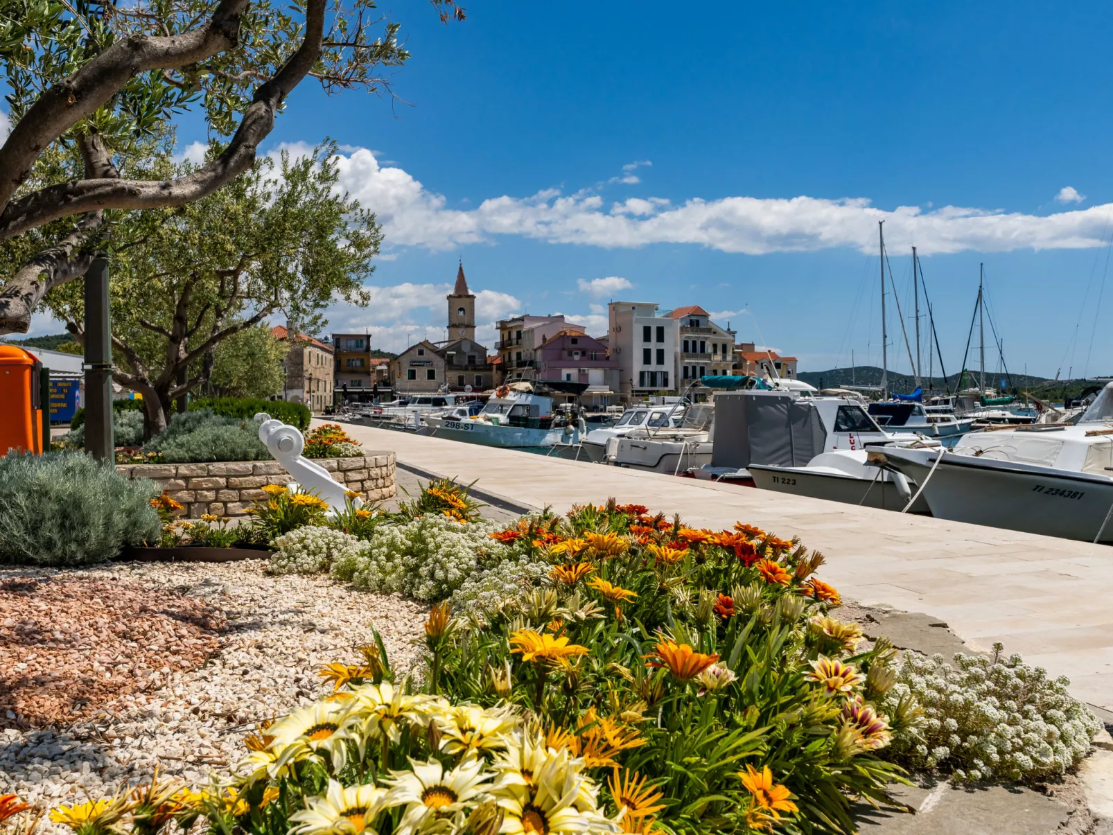 Wohnung in Pirovac mit Terrasse, Garten und Grill-Umgebung
