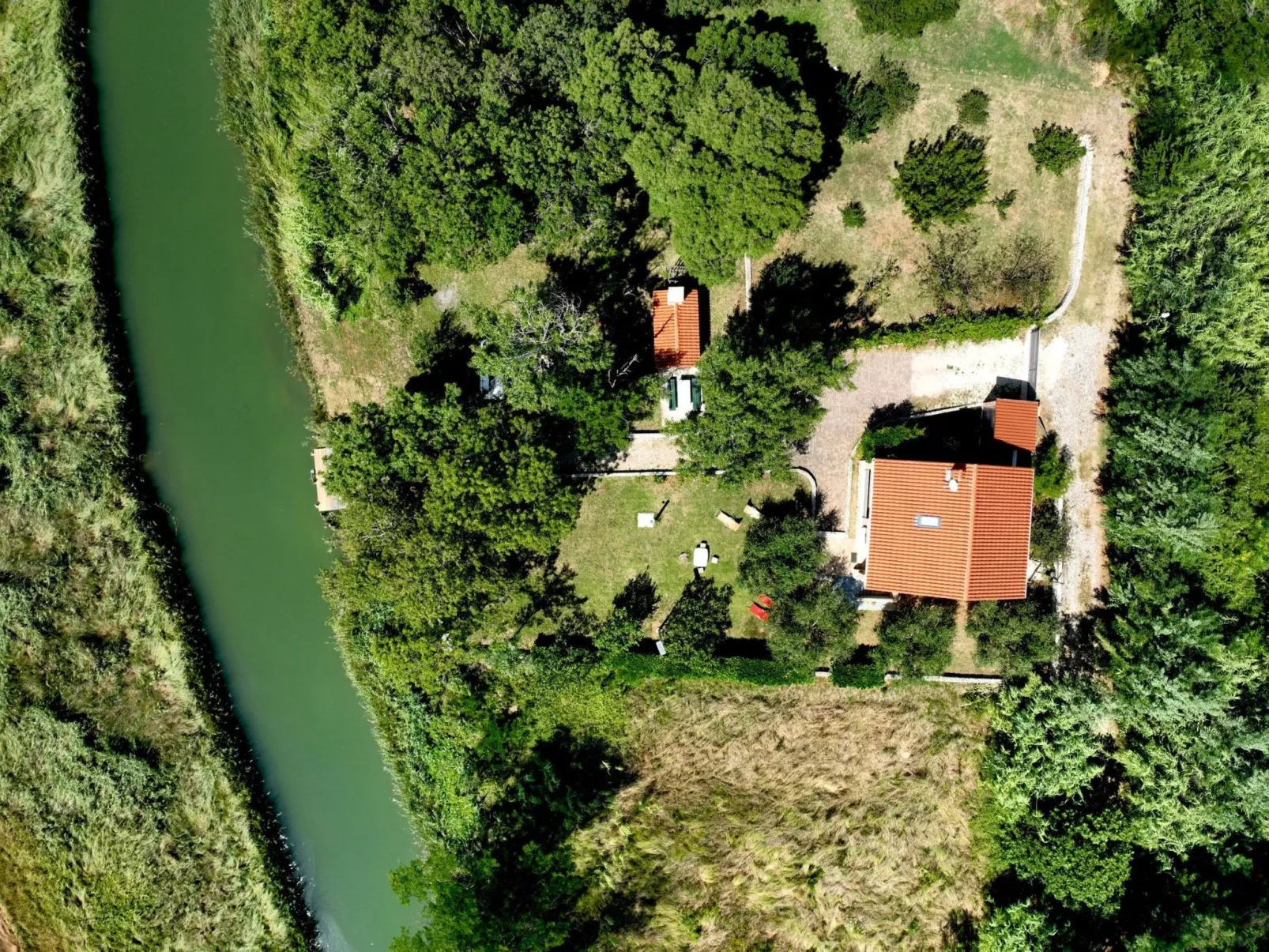 Am Fluss gelegenes Haus mit Galerieschlafplätzen-Dehors