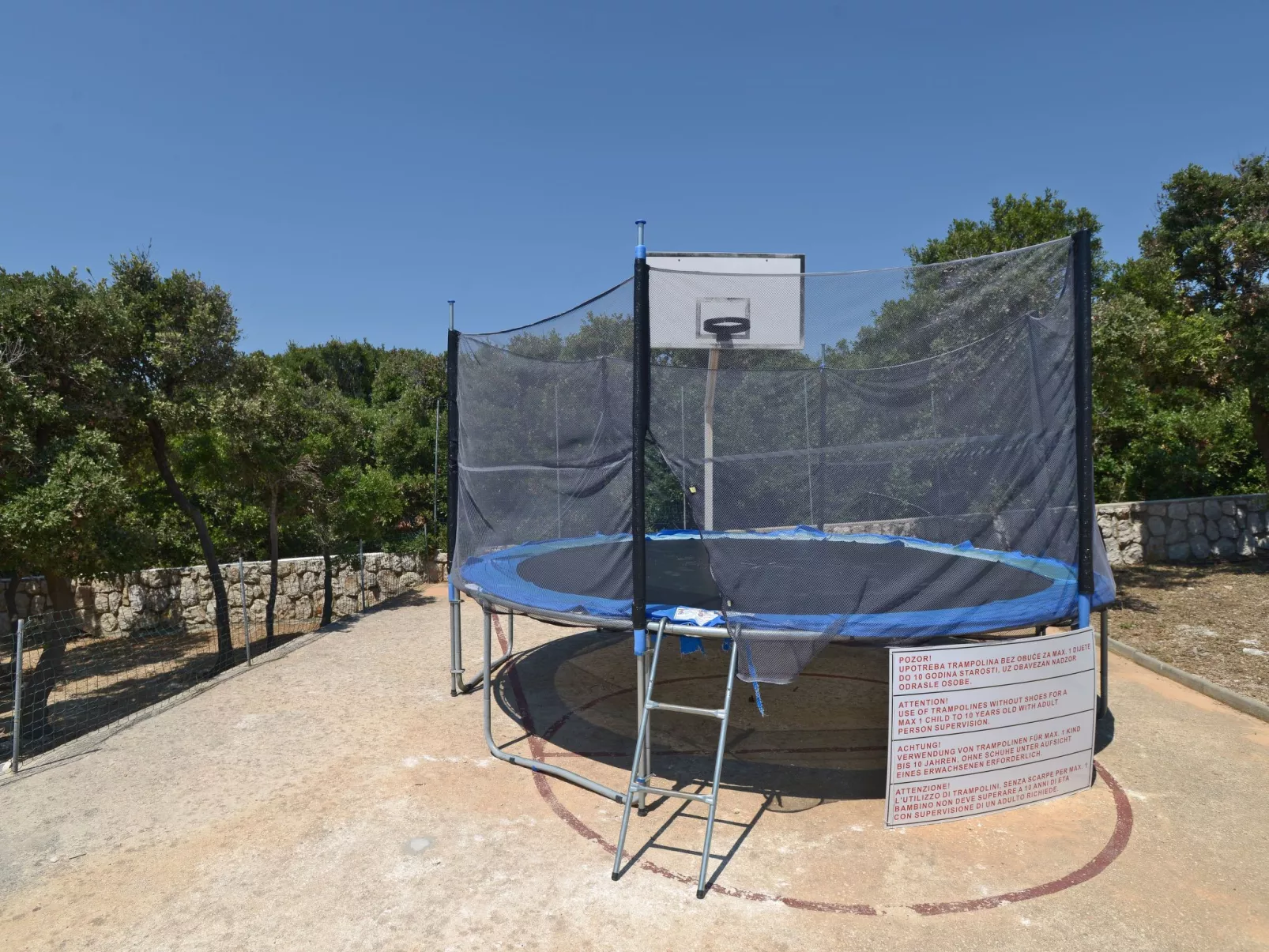 Gemütliches, familienfreundliches Steinhaus-Draußen