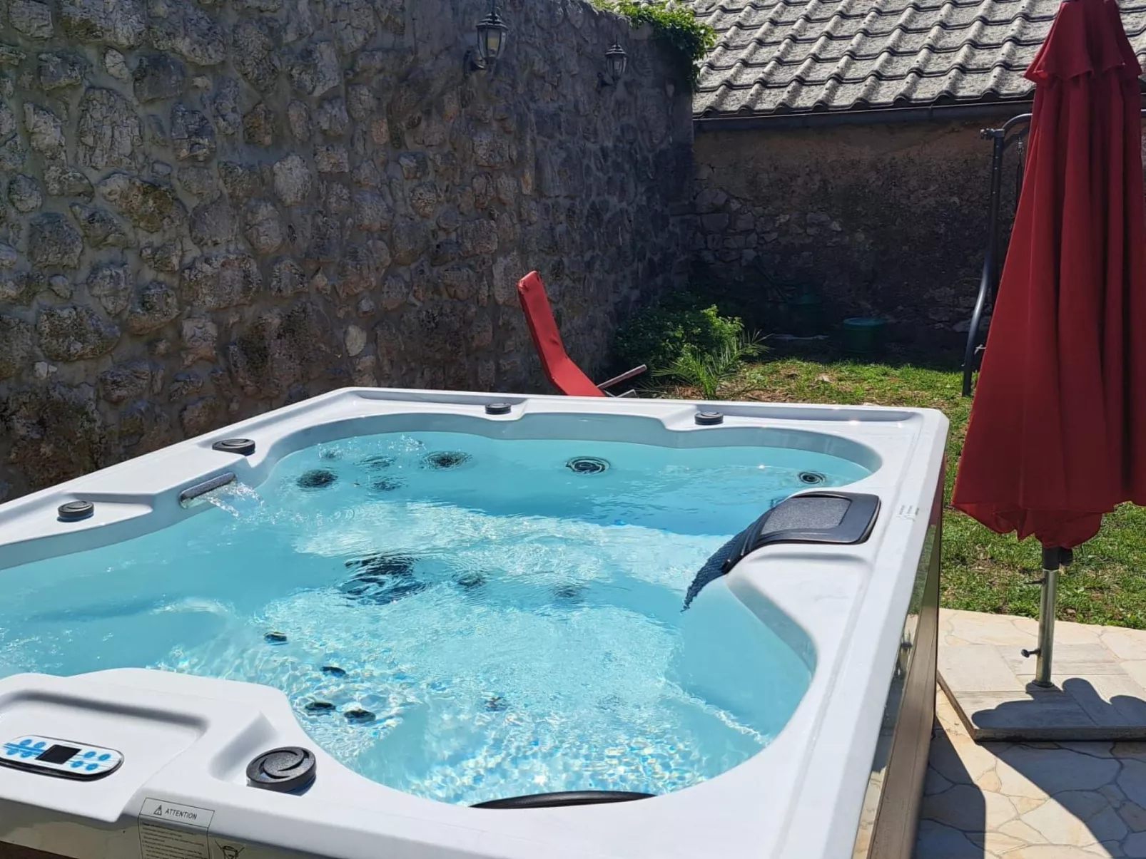 Geräumige Villa mit drei Schlafzimmern und einem ruhigen Garten-Outside