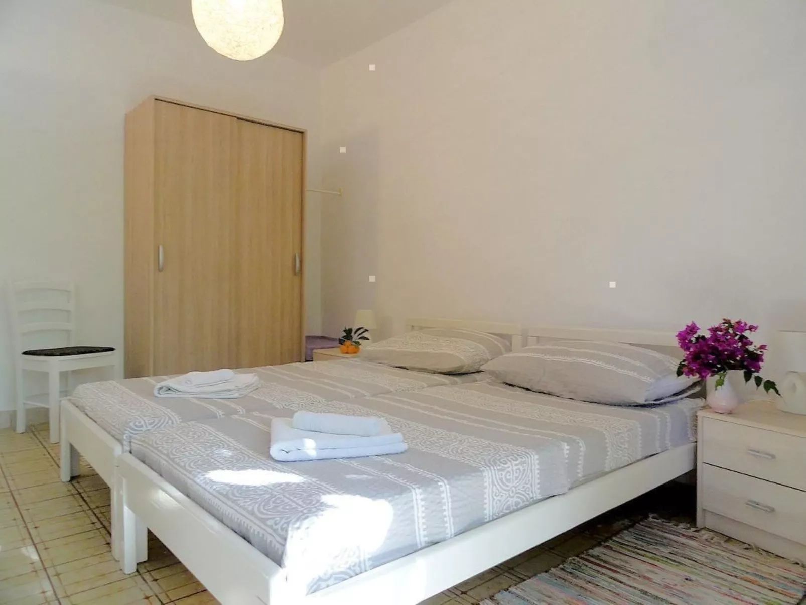 Karmen auf zwei Ebenen mit Garten-Inside