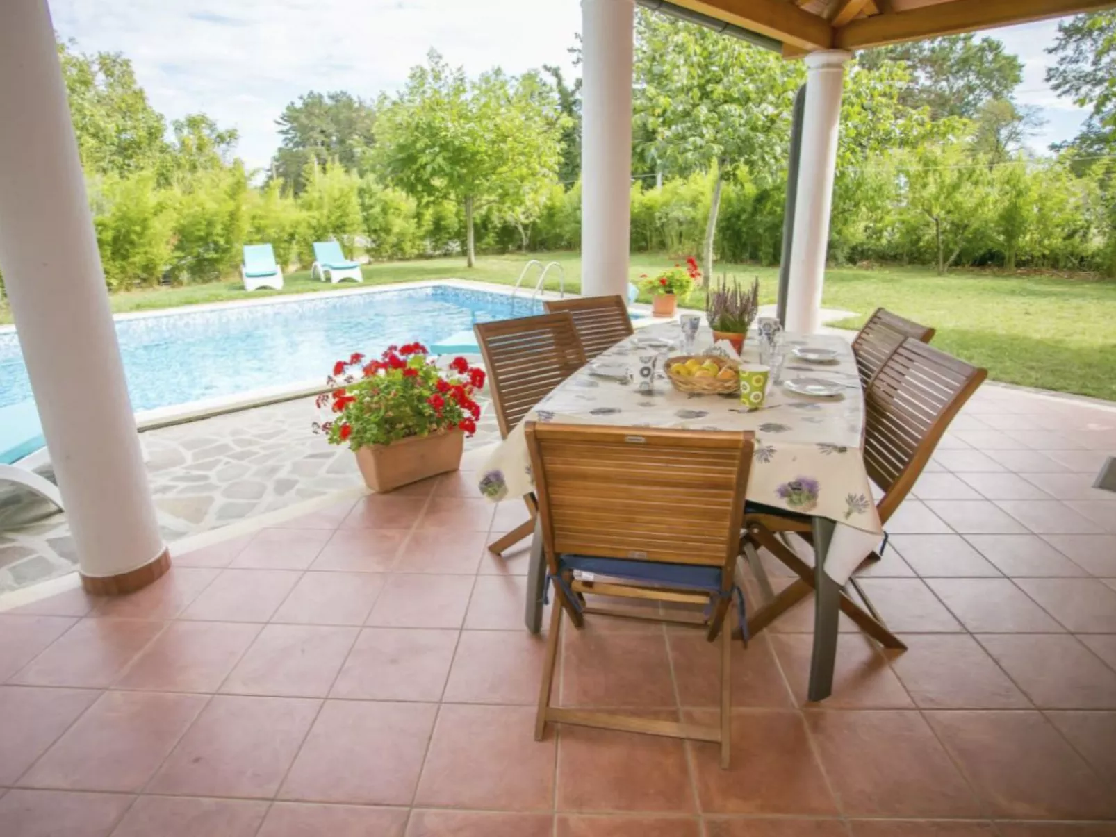 Valmonida mit Pool-Outside