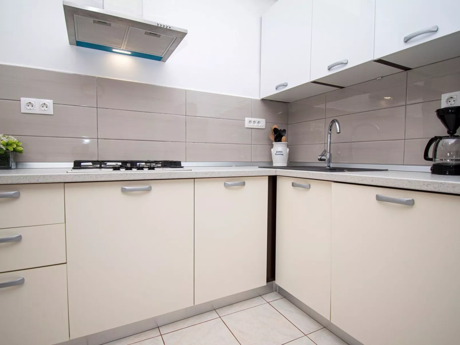 Ruhig und gemütlich 2BR Wohnung in der Nähe des Strandes-Drinnen