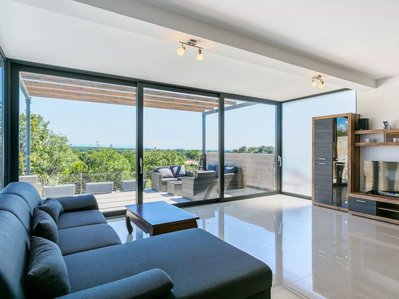 Wohnung "Deneris" mit Terrasse-Drinnen