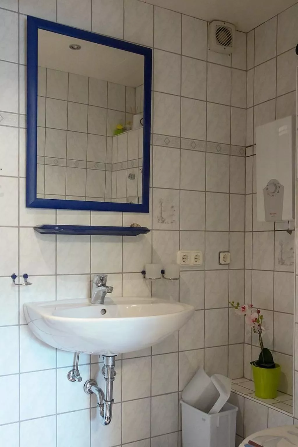 Mit Blick auf das Wasser-Drinnen