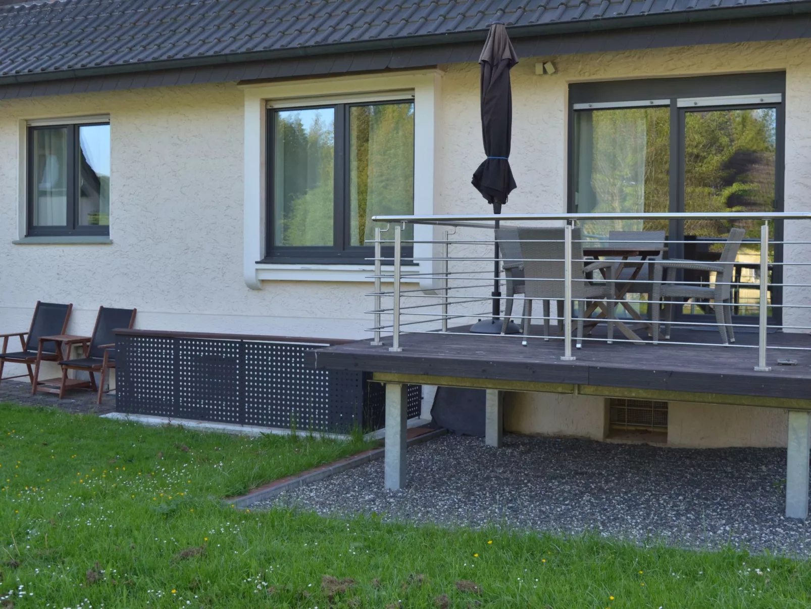 Mit Terrasse und Parkplatz - Draußen