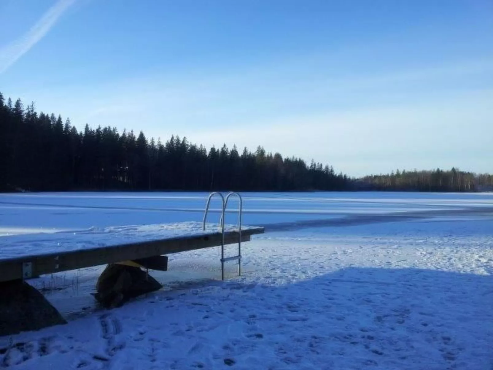 Modernes Haus mit hellem Dekor, mit Blick auf den See-Dehors