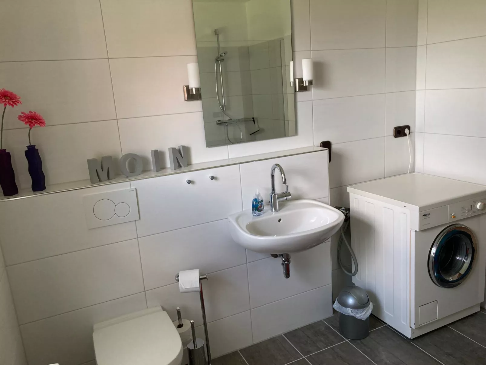 Mit kleinem Garten und Grill-Drinnen