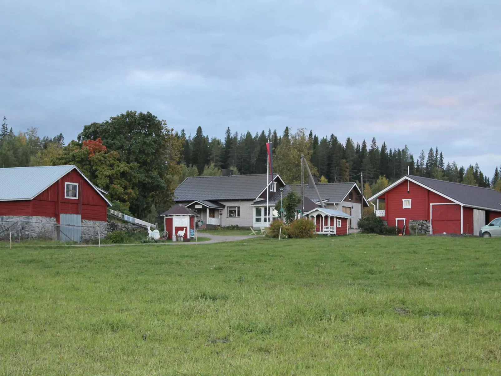 Anwesen mit eigenem Garten und Grill-Outside