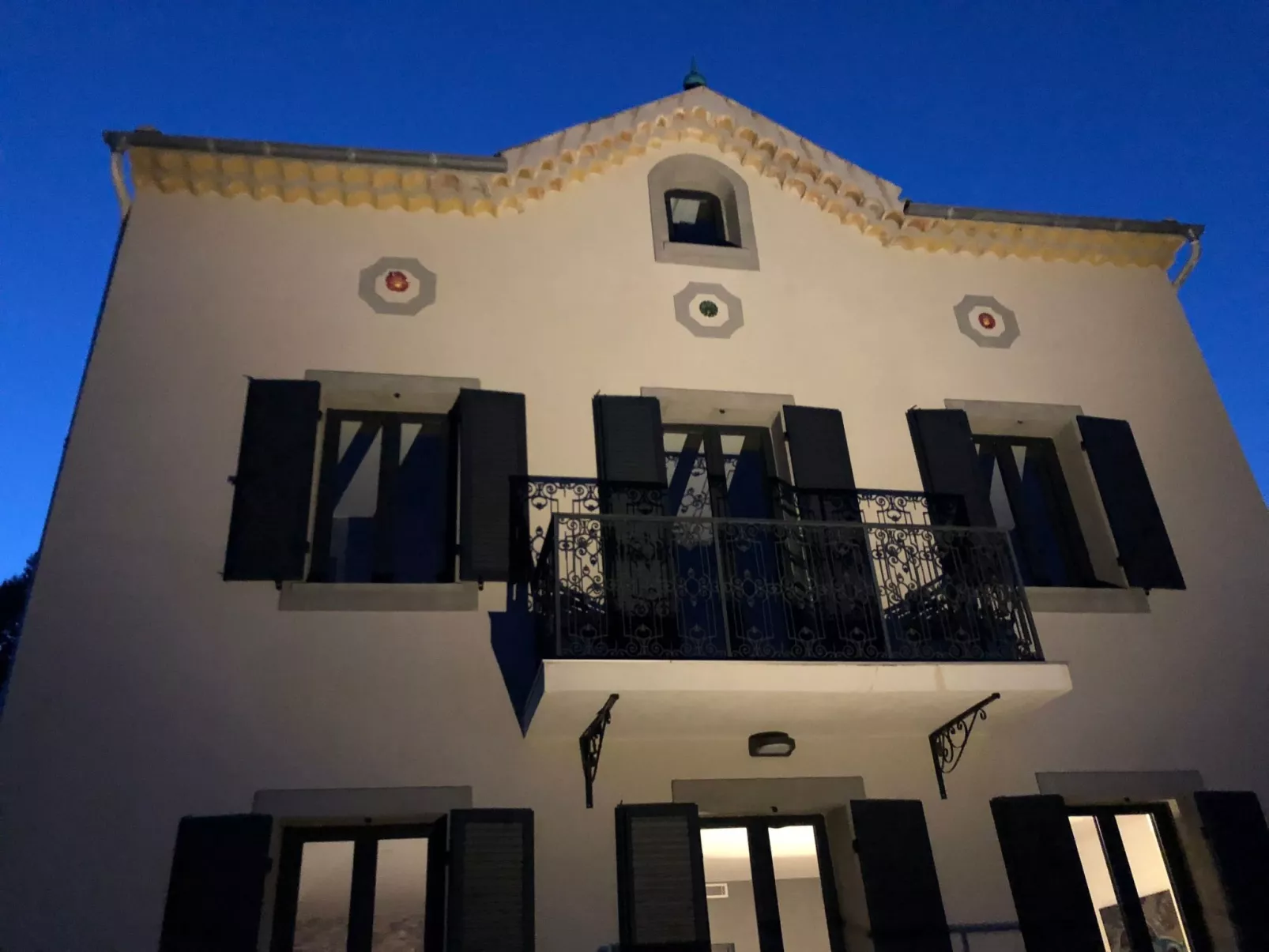 Ferienvilla mit Blick auf das Wasser-Image-tags.info