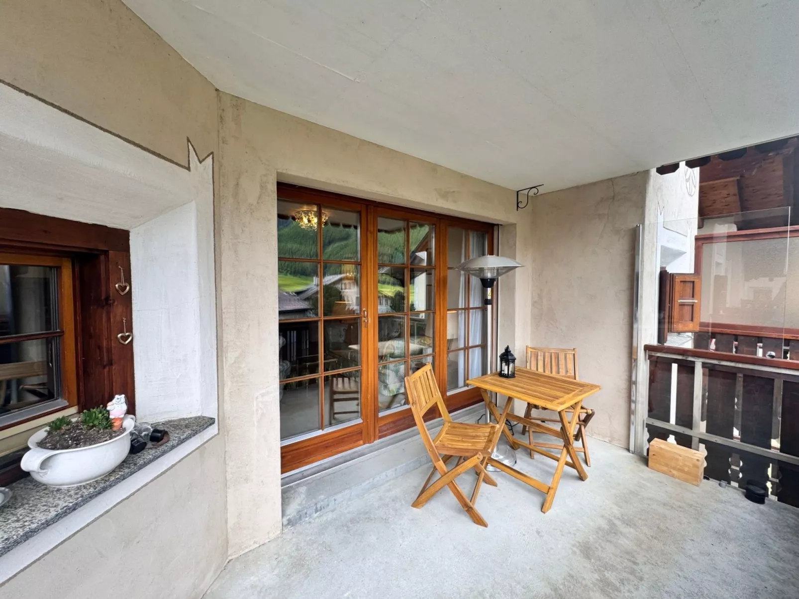 Chesa Blais, 2. OG-Draußen