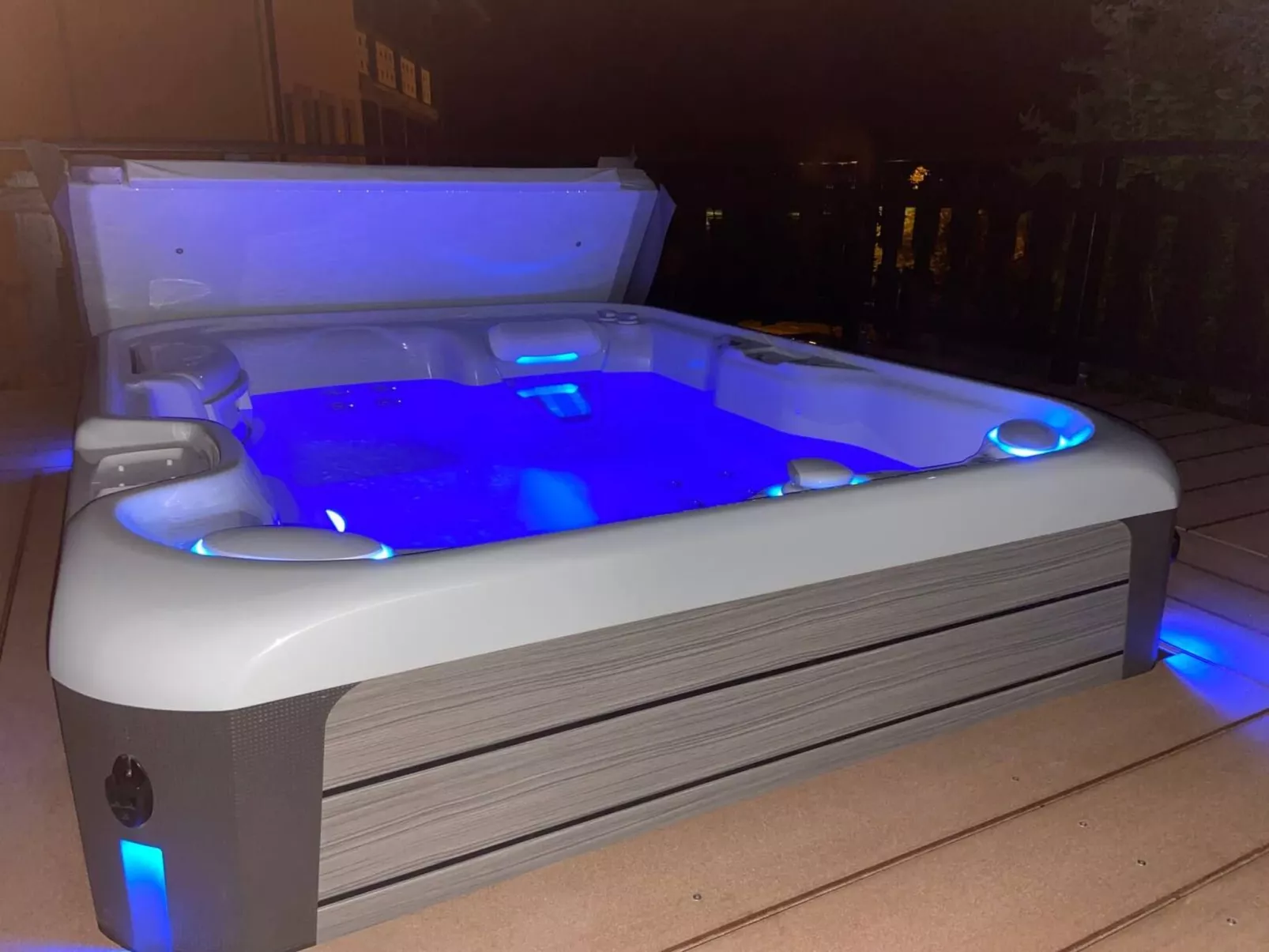 Chalet mit Seeblick, Jacuzzi, Sauna und Garten-Outside