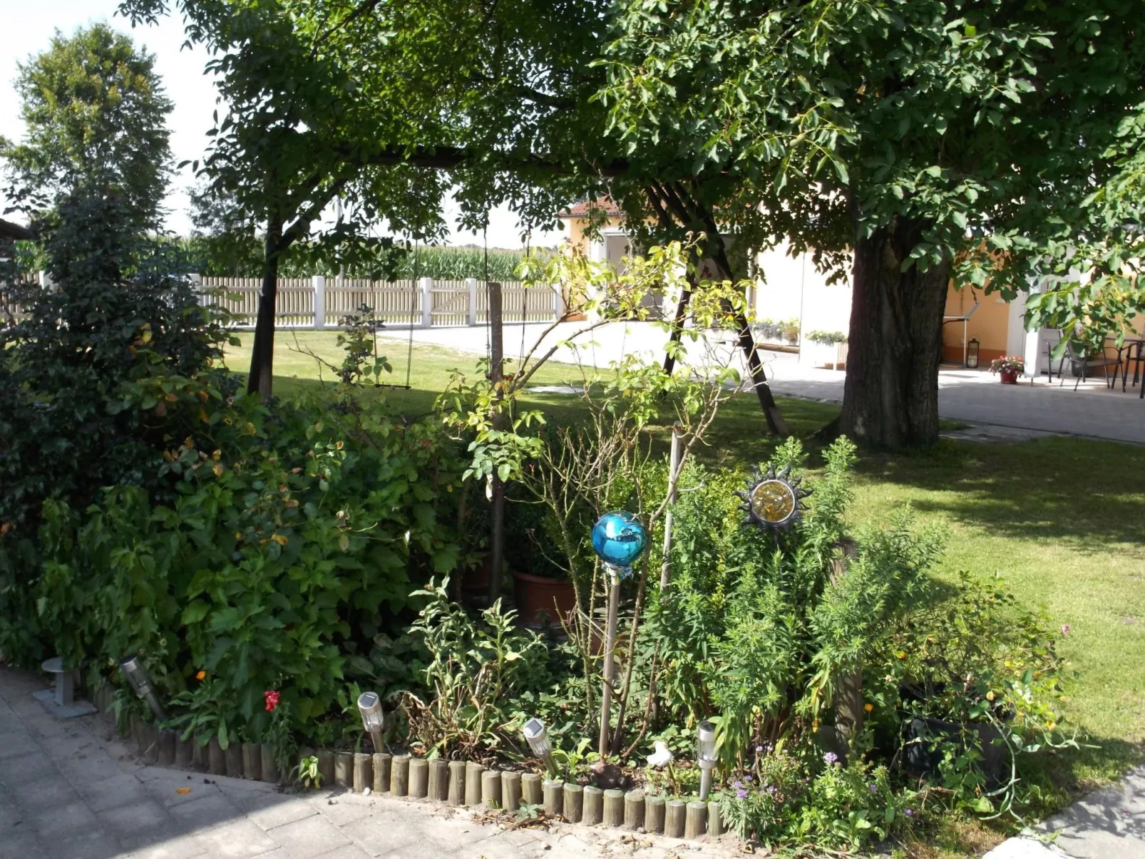Appartementhaus mit Balkon und Gemeinschaftsgart - Outside