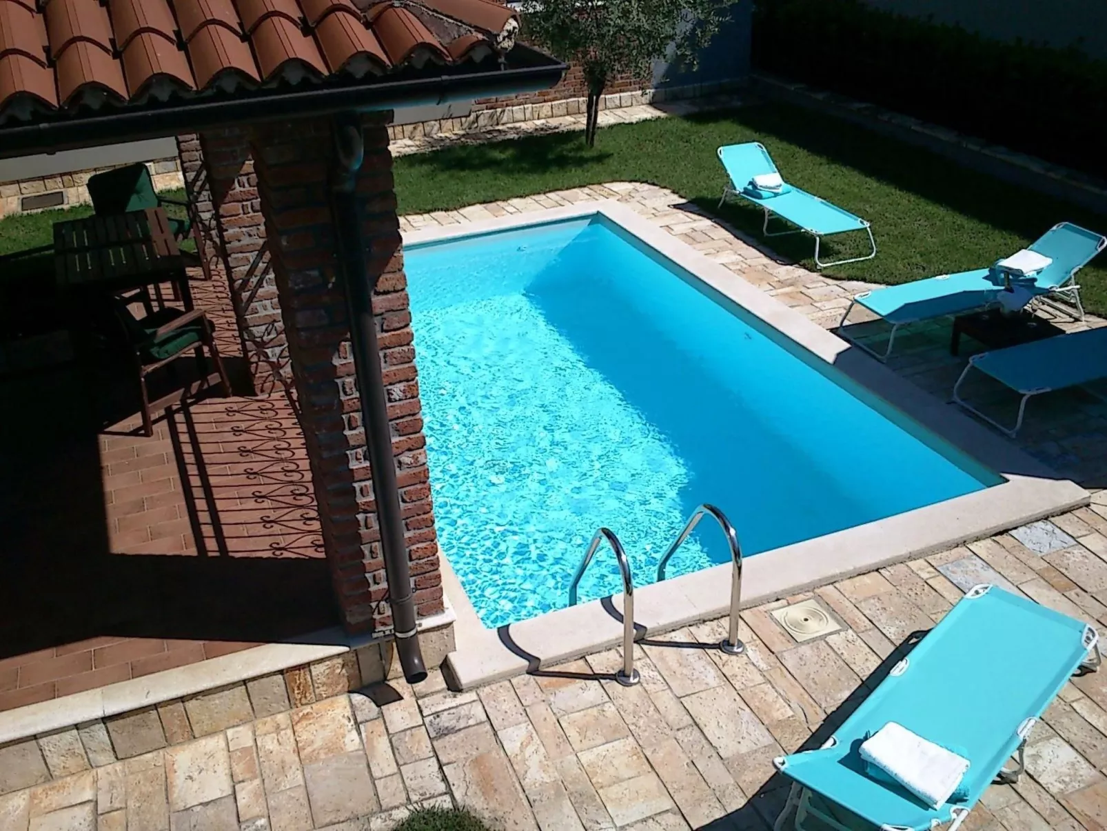 Großzügiges Ferienhaus mit Pool und Sonnenterrasse-Outside