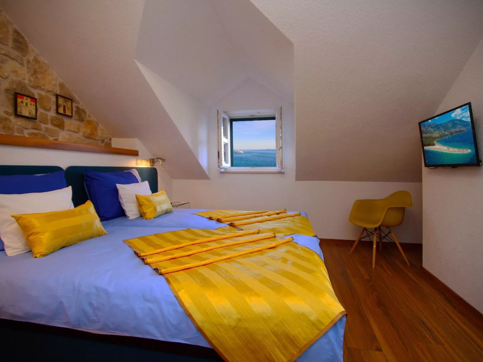 In Bol mit privatem Parkplatz-Drinnen