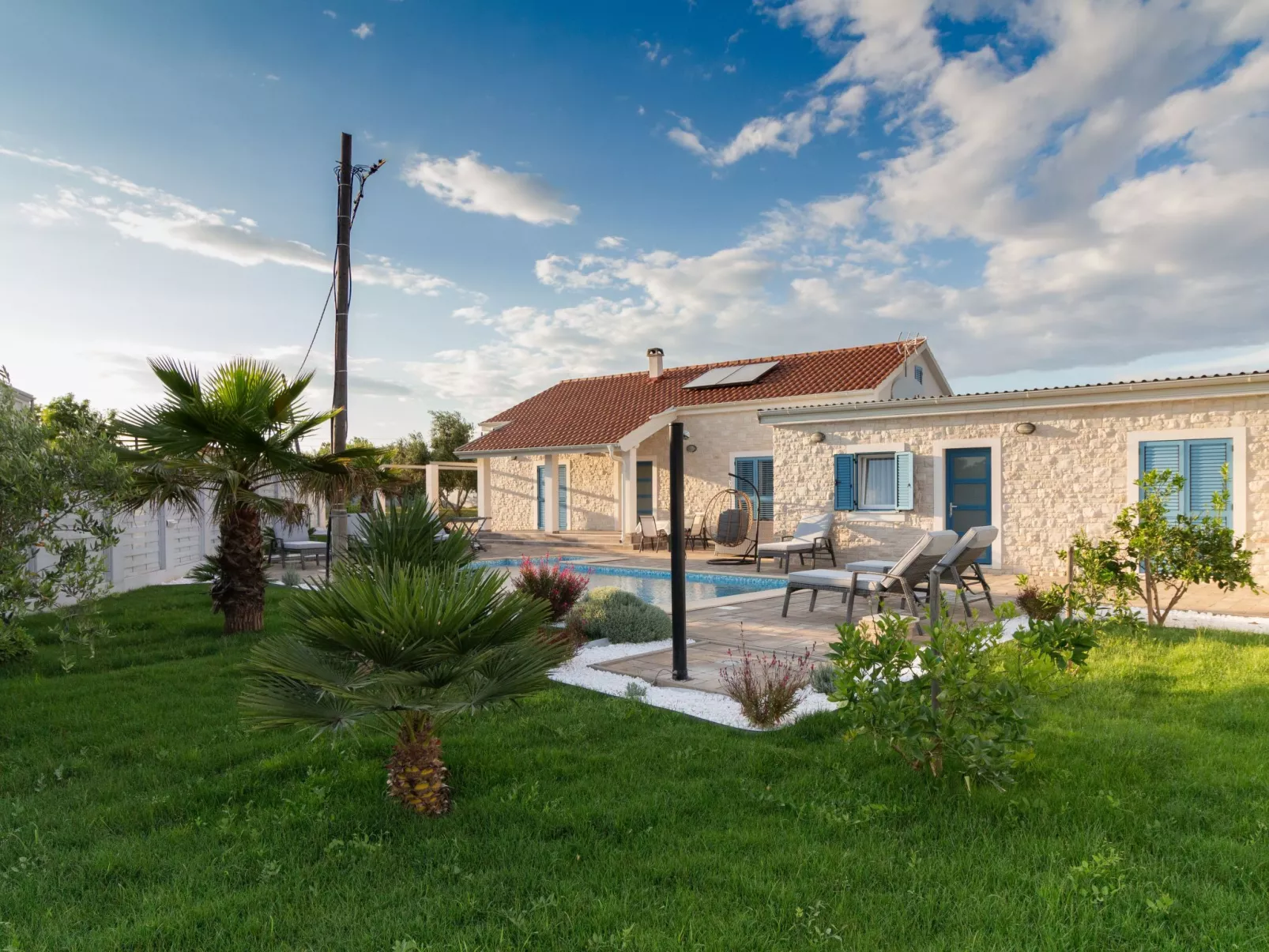 Villa mit Garten, Grill und Terrasse-Draußen