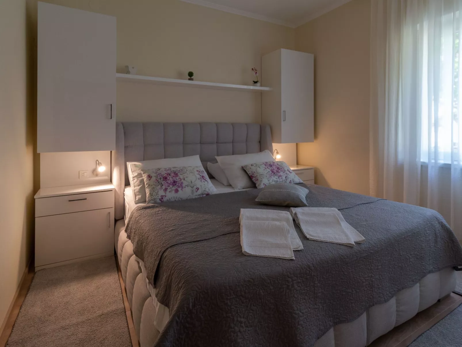 Wohnung mit Blick auf das Wasser-Drinnen