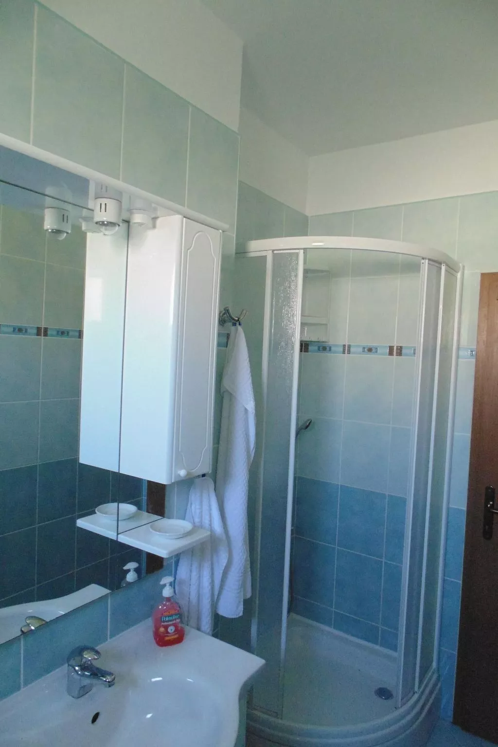 Komfortable Wohnung mit Balkon und Meerblick-Drinnen