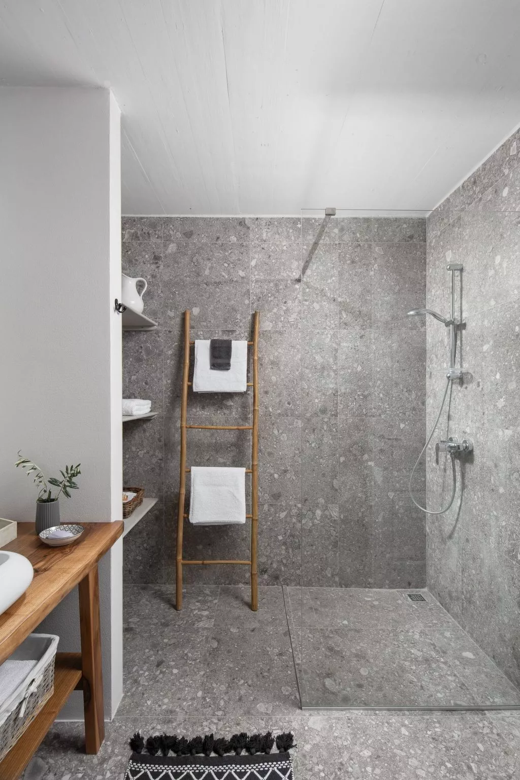 Mit eigenem Pool-Drinnen