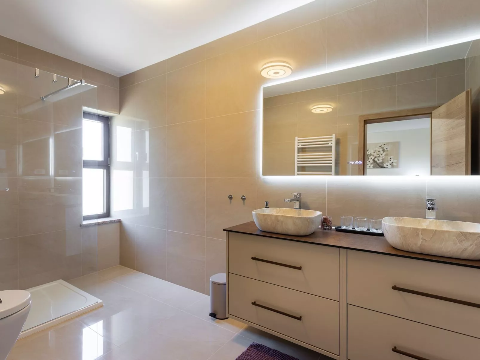 "Luxuriöse App. mit Pool"-Drinnen