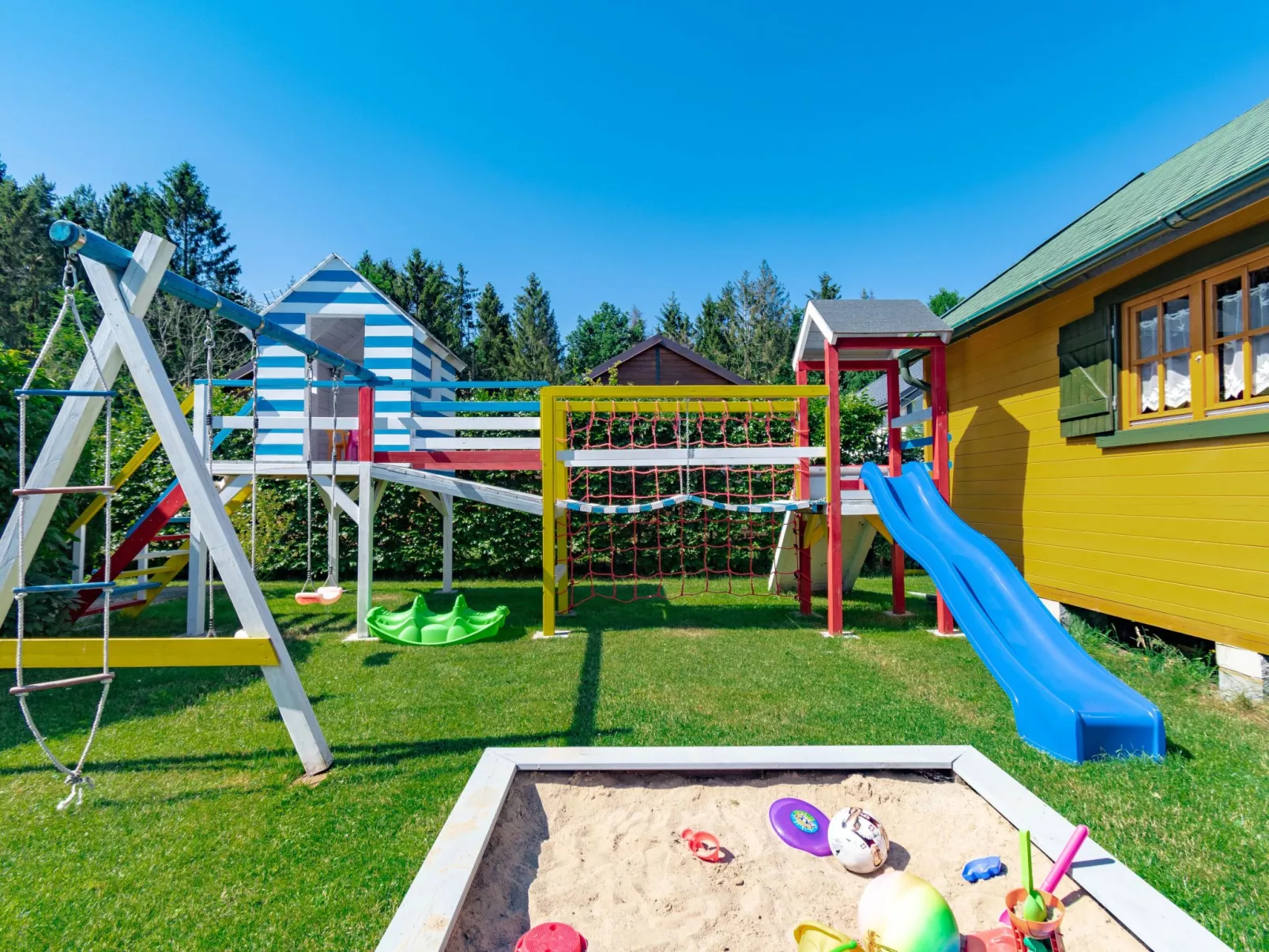 Gemütliches Holzferienhaus mit Grill und Garten-Outside