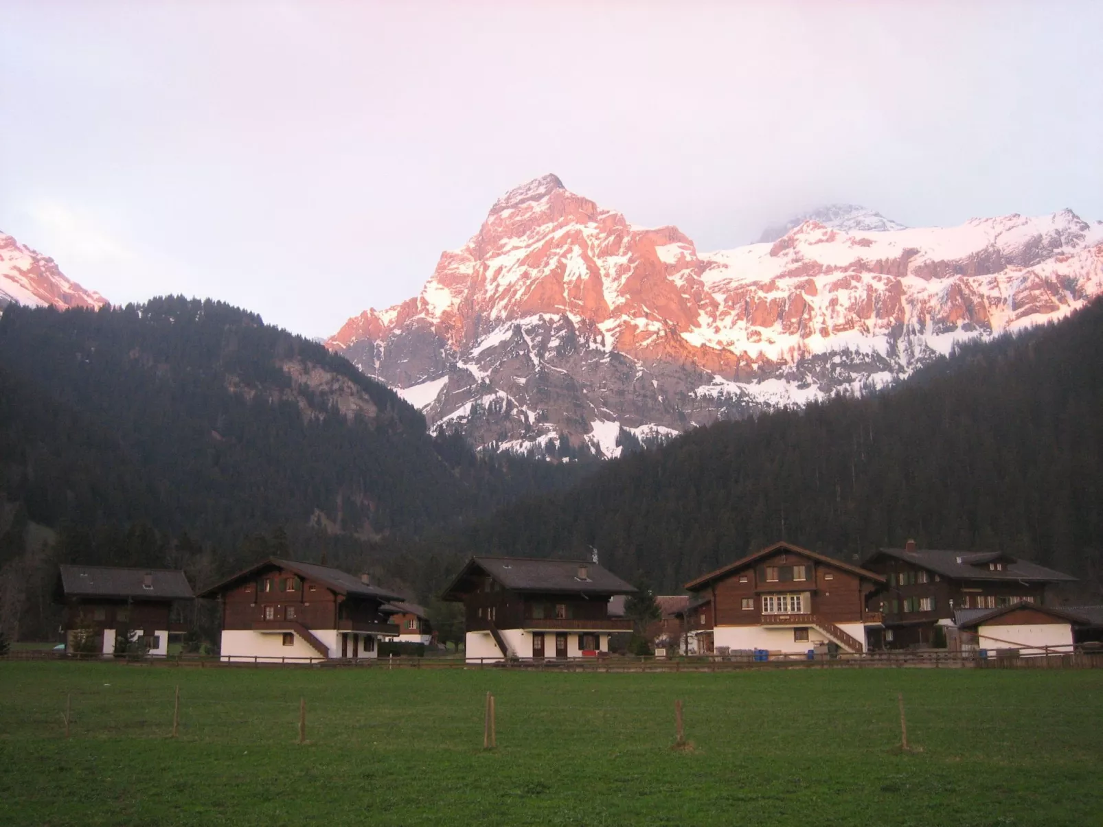 Chalet mit Bergblick-Image-tags.info