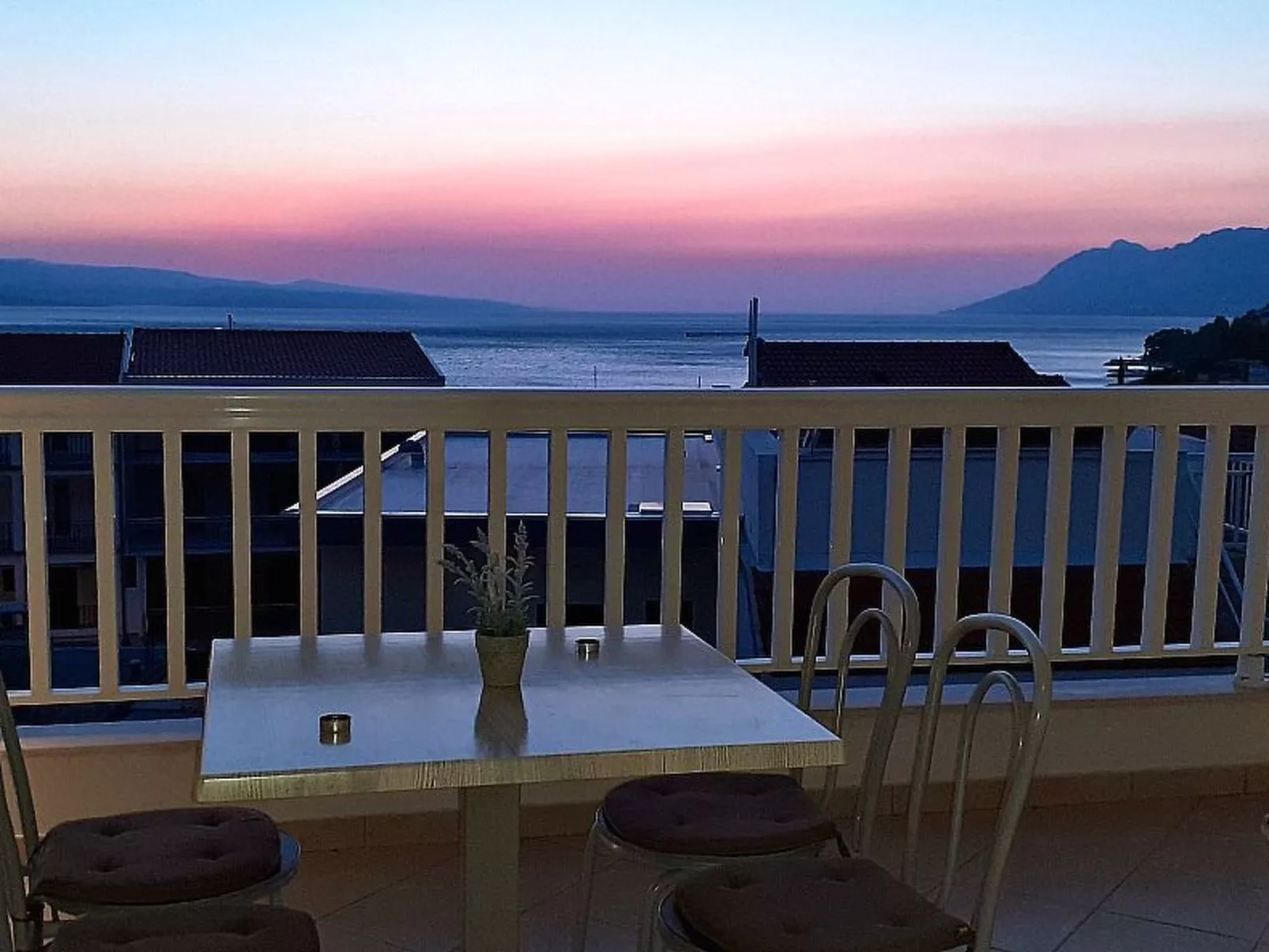 Mit Terrasse und herrlichem Ausblick-Outside