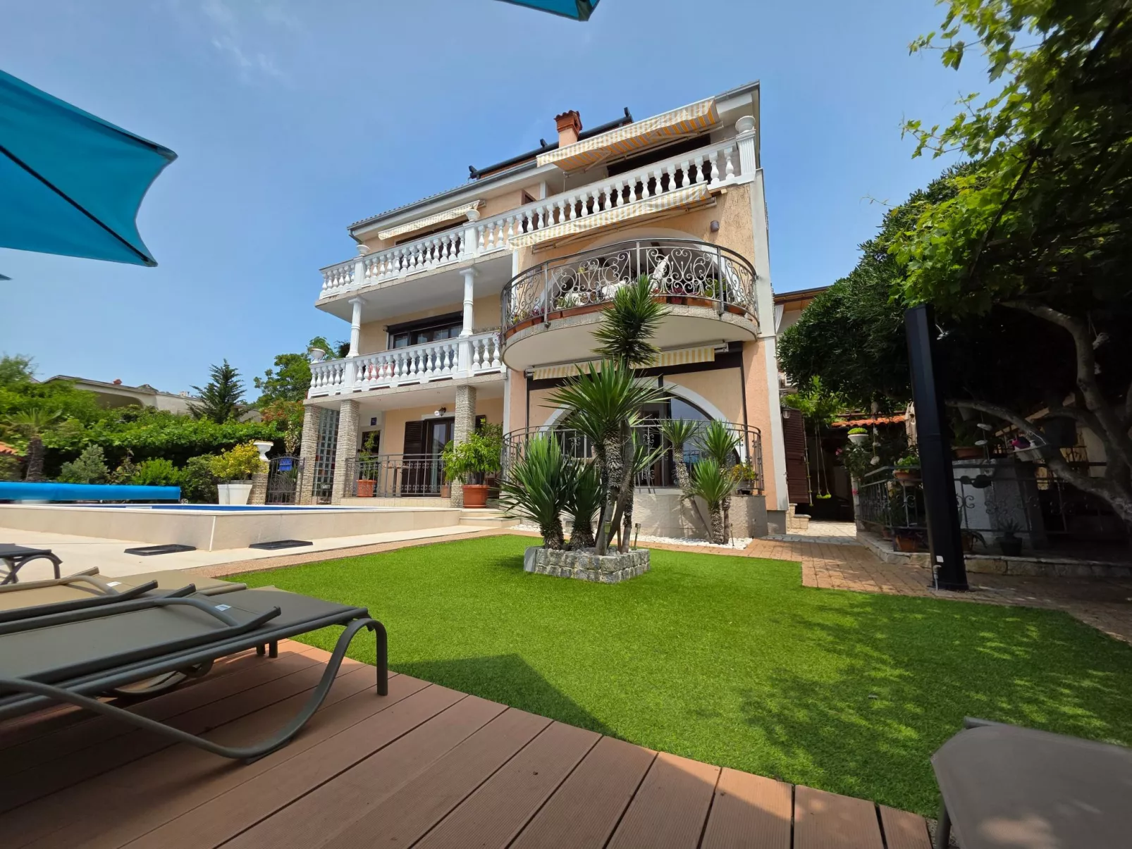 Appartement mit Balkon - gemeinsamer Pool und Terrasse-Draußen