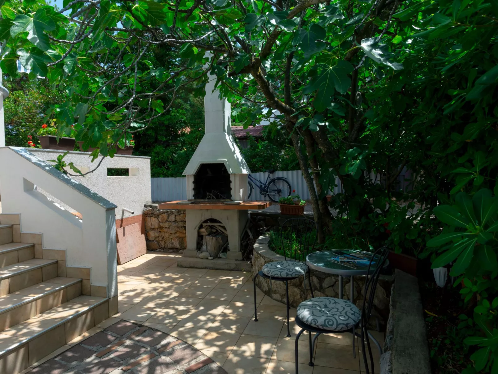 Buka Calm VII' Studio-Draußen