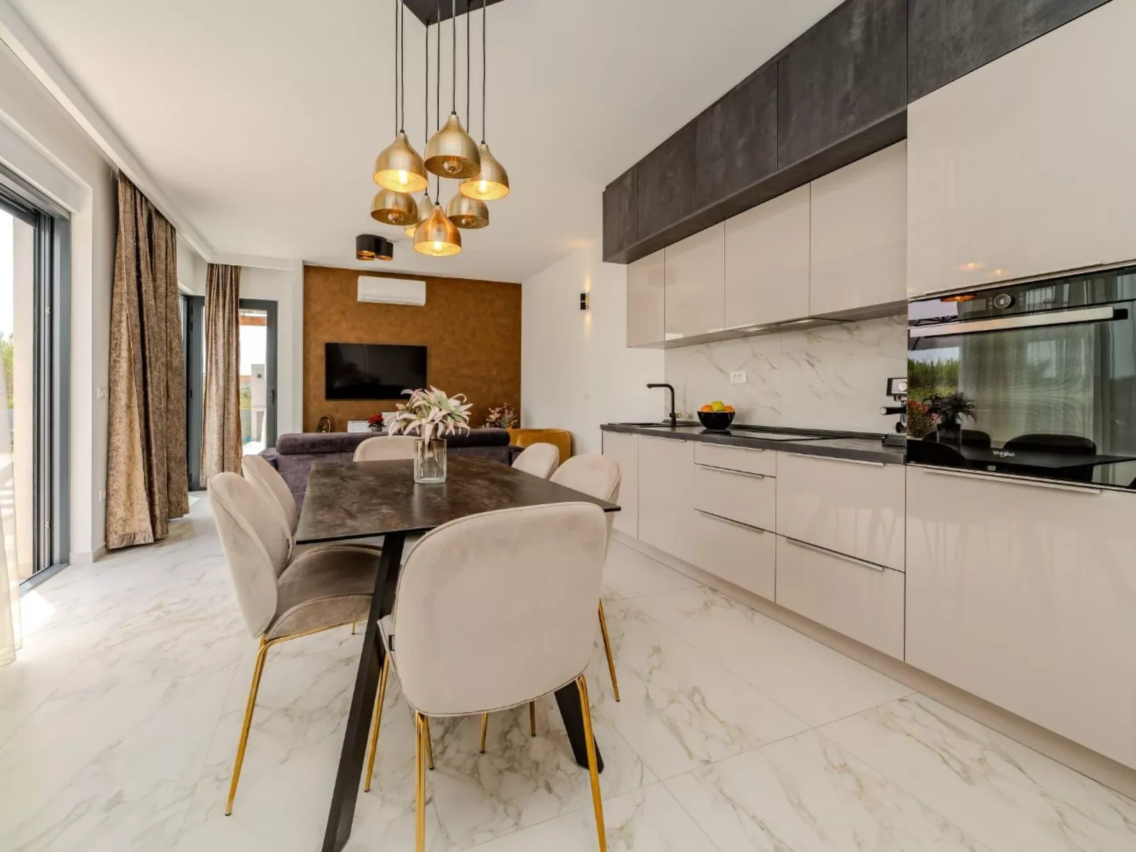 Villa mit beheiztem Pool - von TA Leut Agency-Drinnen