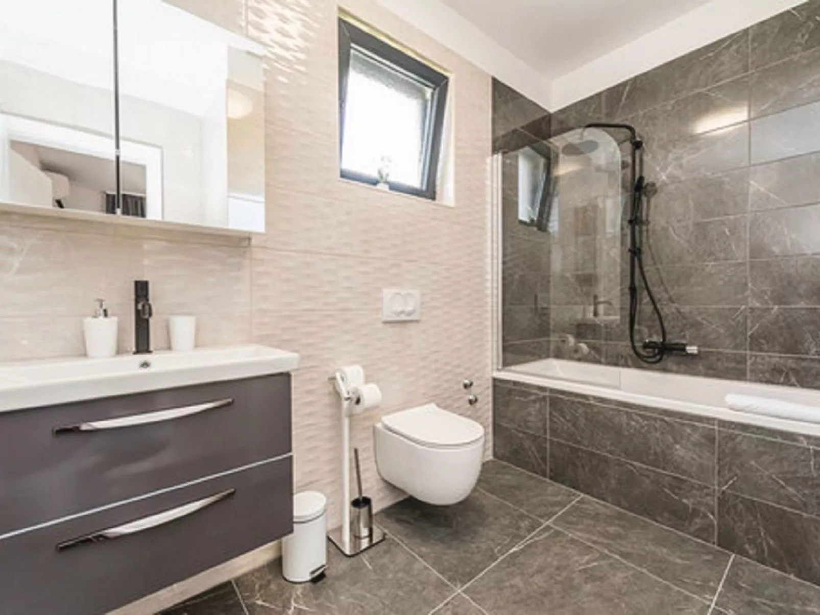 Villa Angelo mit Sauna, Fitnessraum und Pool-Drinnen