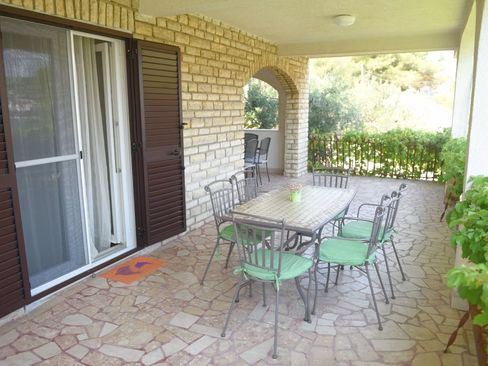 "Mladen" mit Blick auf das Wasser-Outside