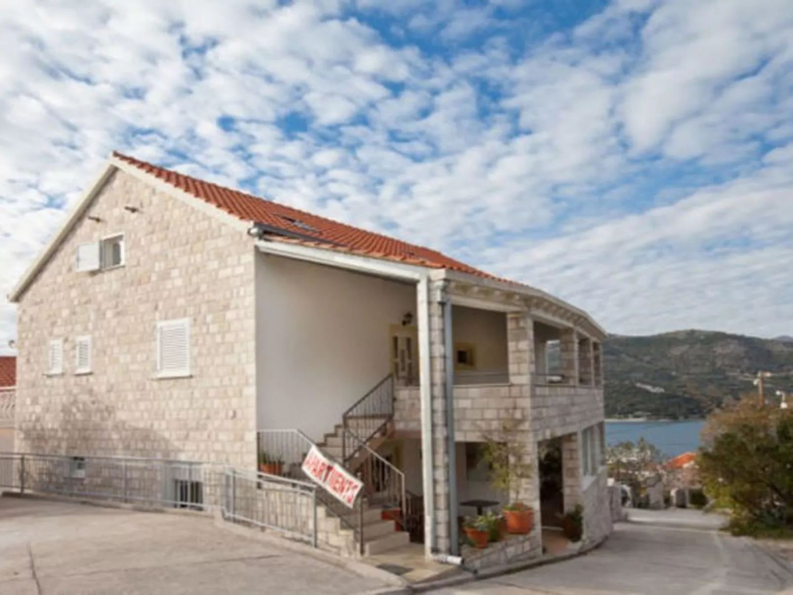 Mélanie B im ersten Stock einer Villa am Strand - Outside