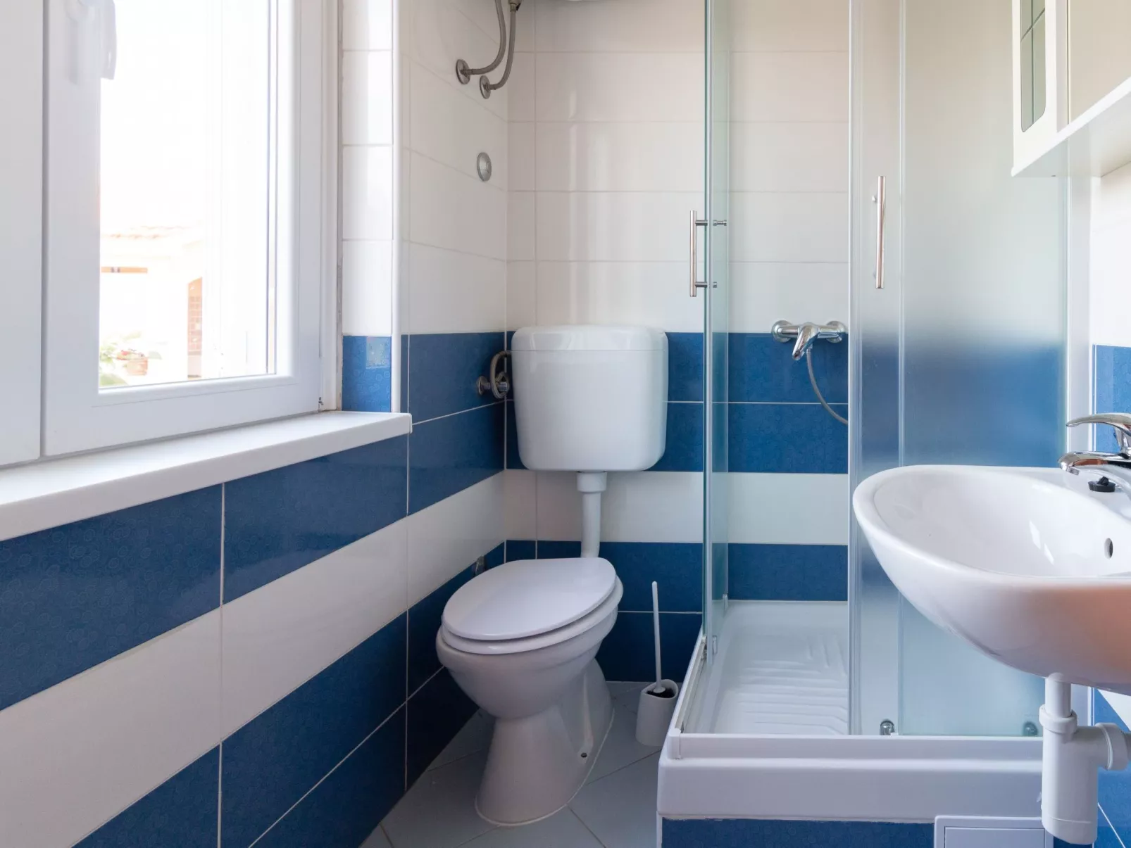 Mit Blick auf das Wasser-Drinnen