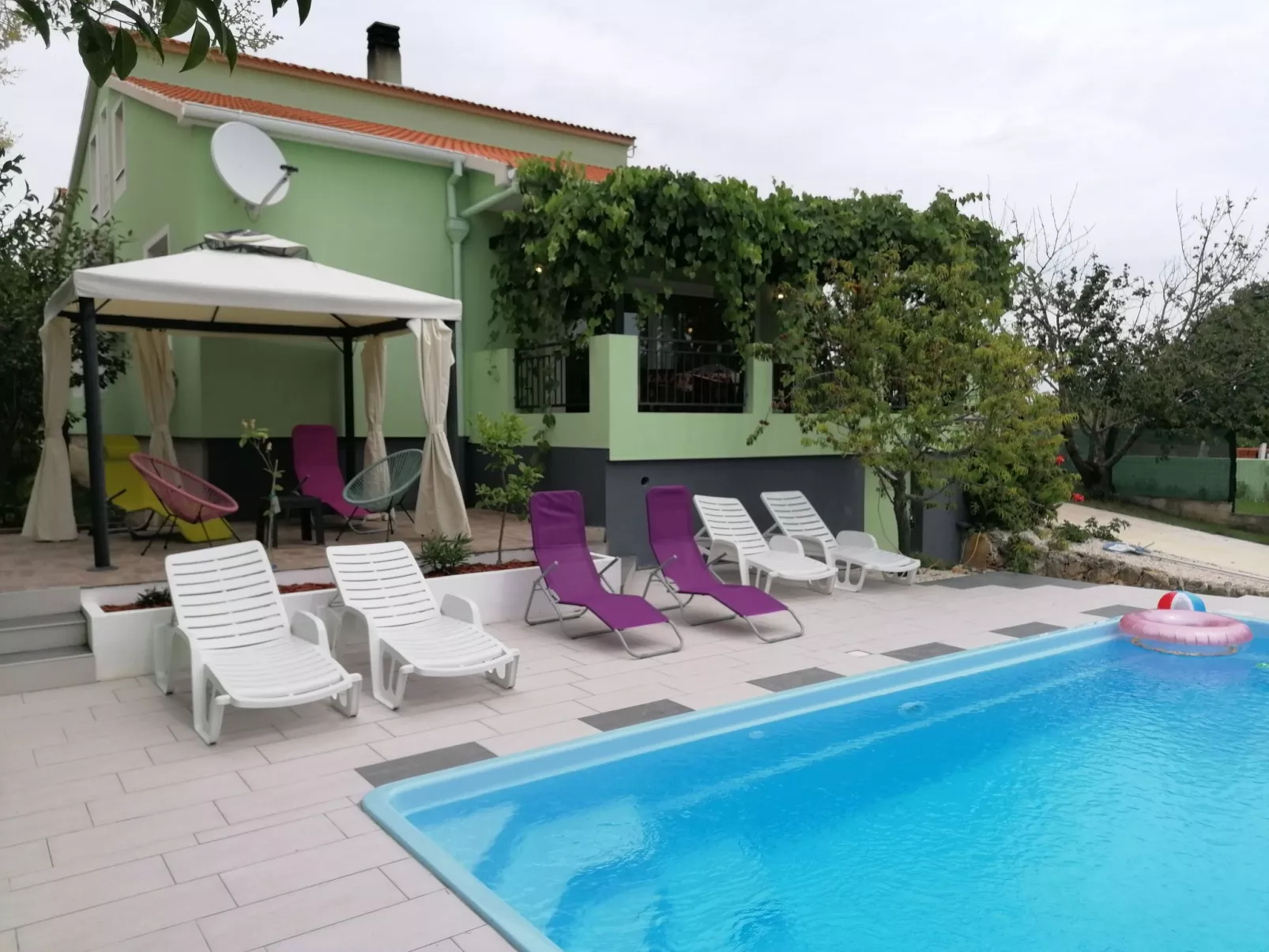 Erdgeschoss mit Schwimmbad-Dehors