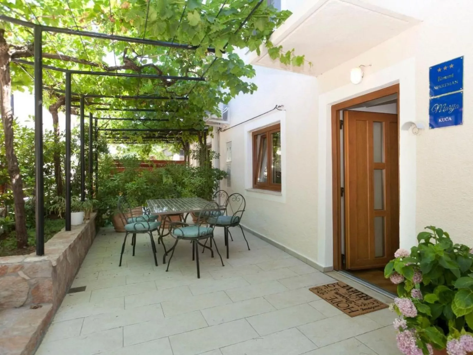 Wohnung "Viola Marija" mit Terrasse-Dehors