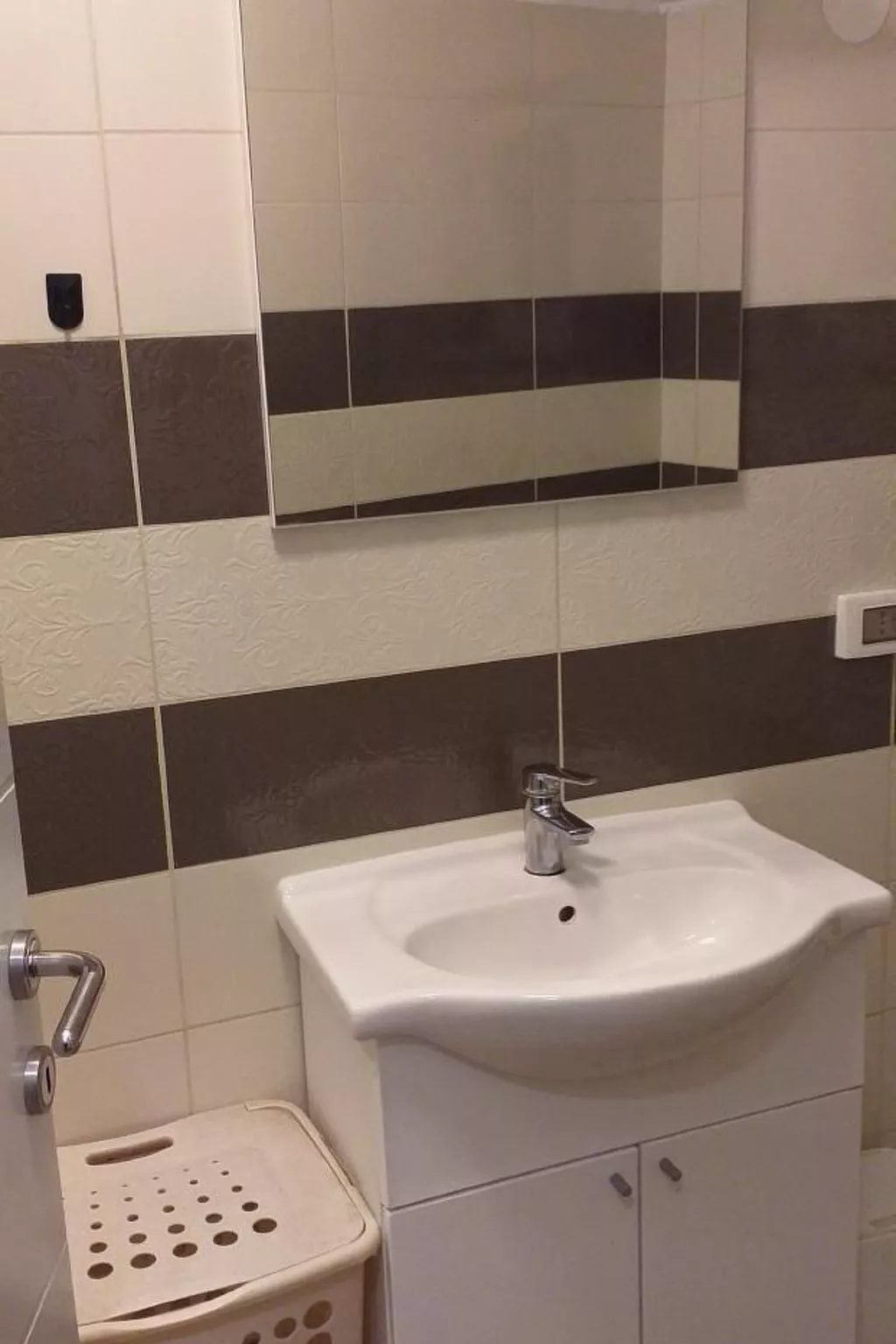 "Neue Wohnung" mit Privatparkplatz-Dedans