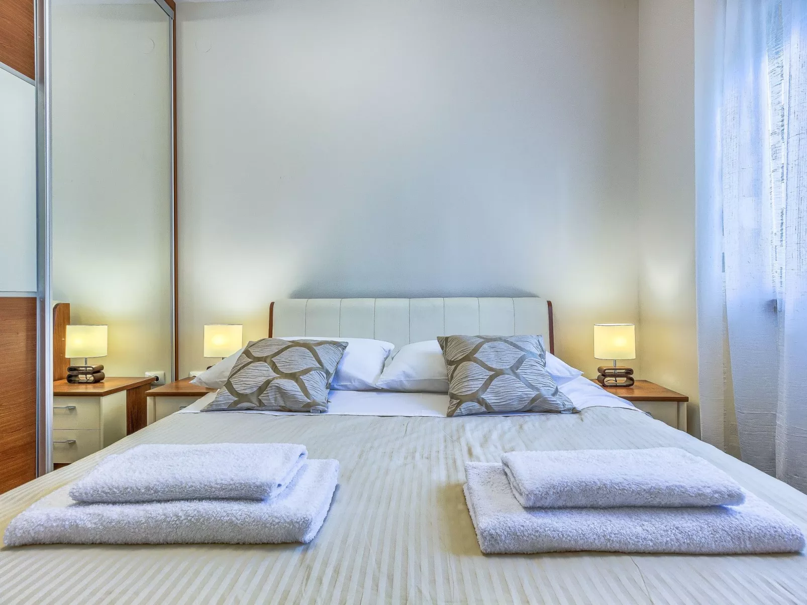 "Villa Rock" mit Blick auf das Wasser-Image-tags.info