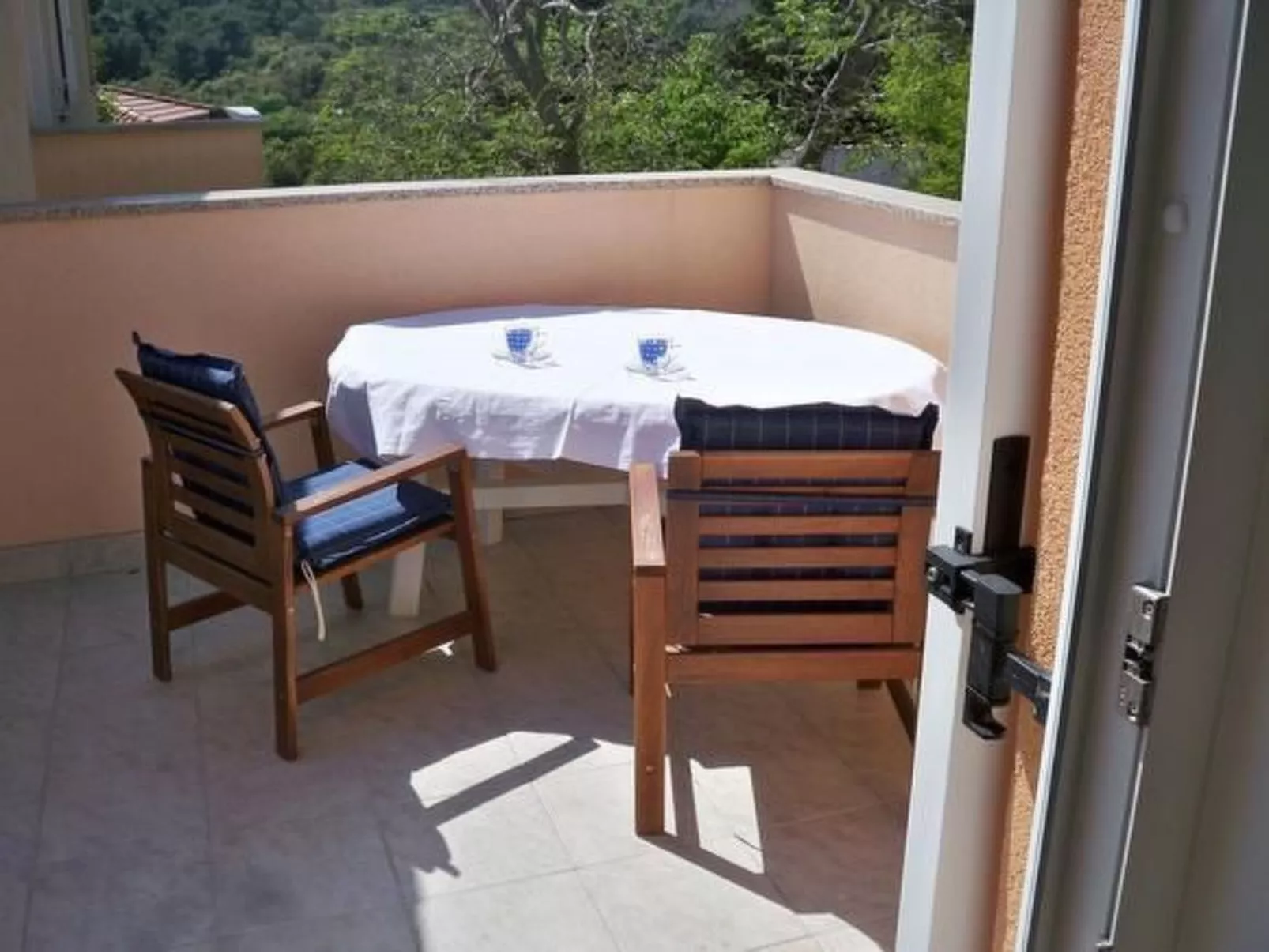 Wohnung mit Blick auf das Wasser-Drinnen