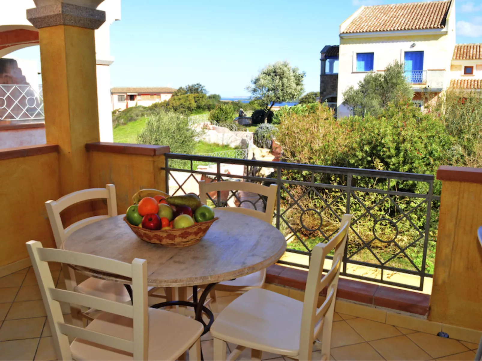 Schöne Wohnung mit Blick auf den Pool-Draußen