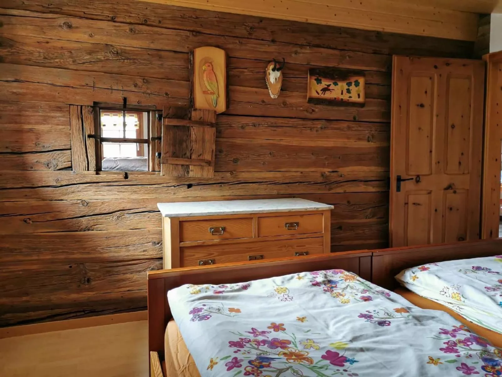 Alphütte Murmolta auf der Sonnenterrasse im Wallis-Drinnen