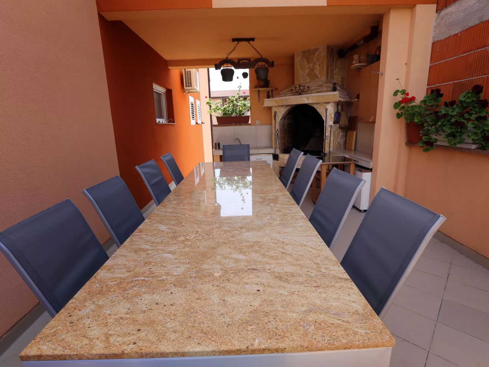 Mit Terrasse und Grill-Outside