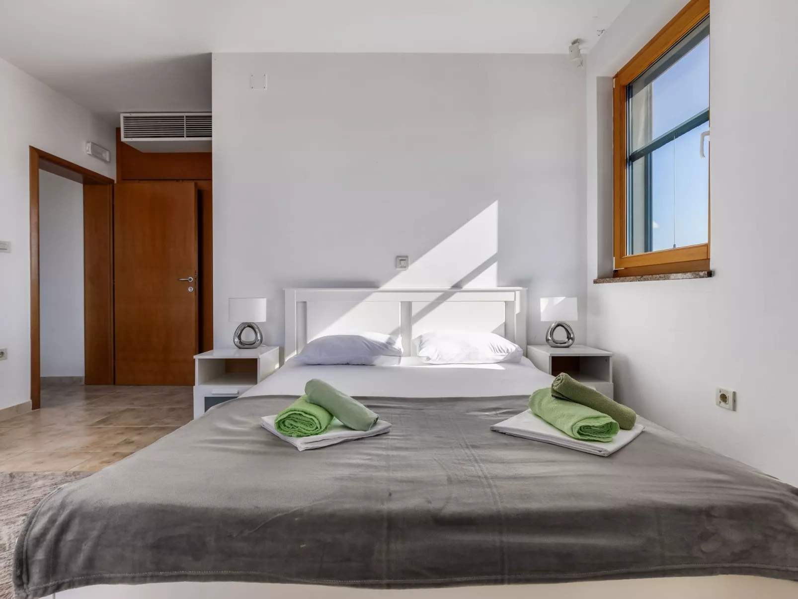 Luxuriöse Villa mit Meerblick - von TA Leut Agency-Drinnen