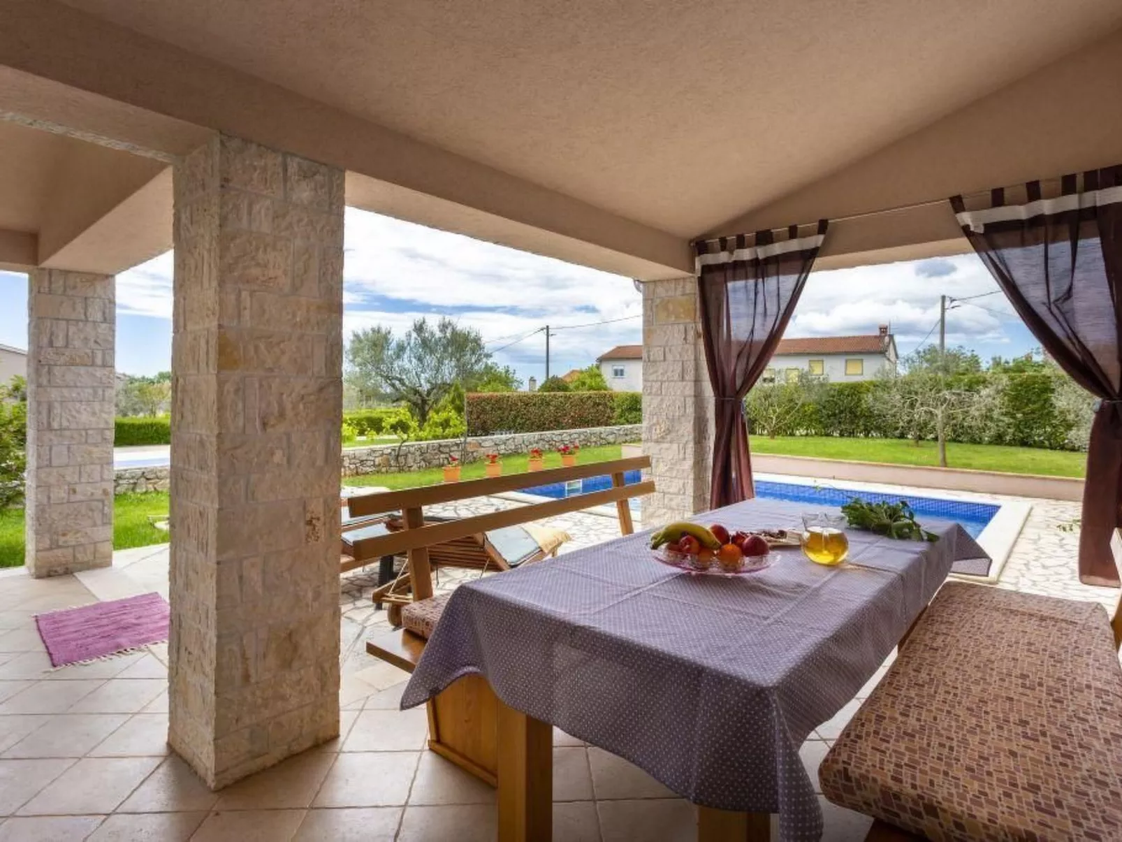 "Villa Mirela" mit Terrasse-Draußen