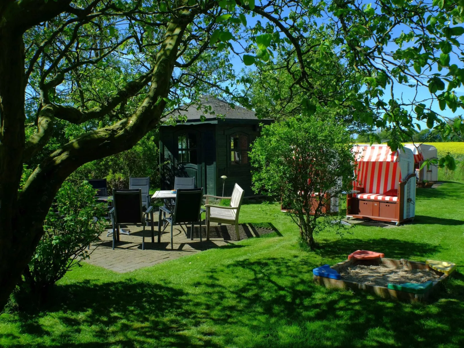 Mit Terrasse-Outside