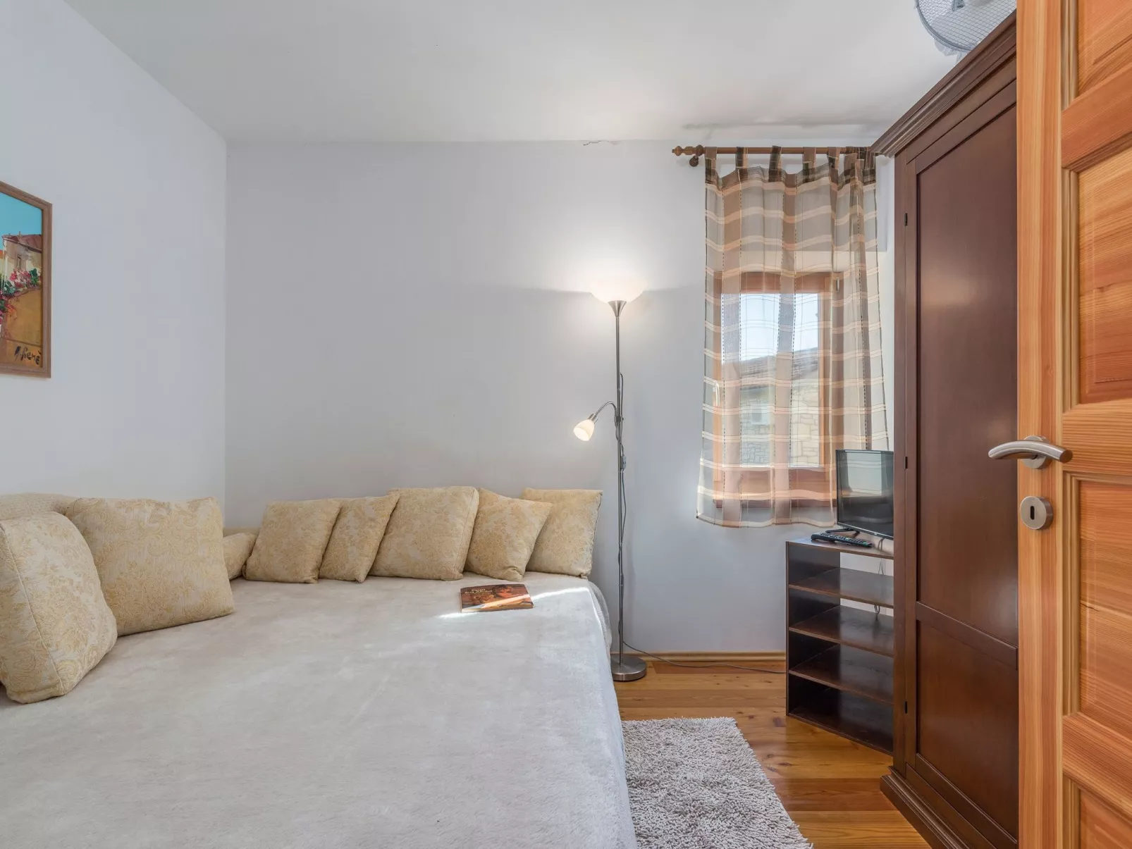 Gemütliches Ferienhaus in Peresiji mit Grill und Terrasse-Dedans