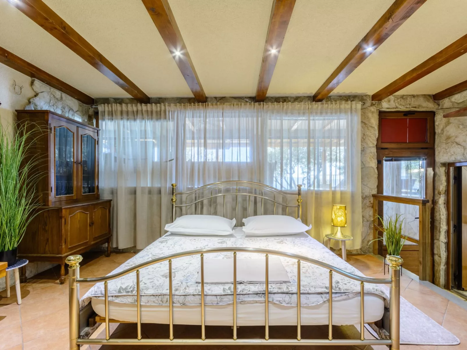 Villa mit vier Schlafzimmern und beheiztem Pool-Image-tags.info